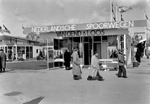 836149 Gezicht op de stand van de Nederlandse Spoorwegen en Van Gend & Loos op de Jaarbeurs (Voorjaarsbeurs) aan de ...